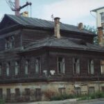 Юго-восточный угол ул. Карла Либкнехта, 104 / ул. М. Гвардии, 48. Фото Т. Ю. Рыловой, 2002 г. Из личного архива В. А. Любимова